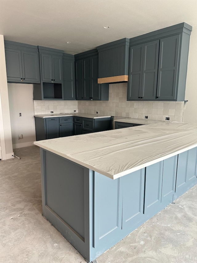 kitchen with backsplash and kitchen peninsula