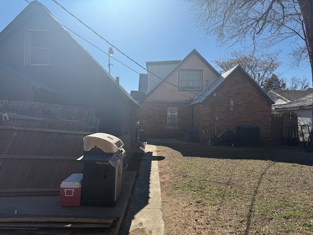 view of front facade with cooling unit and a front yard