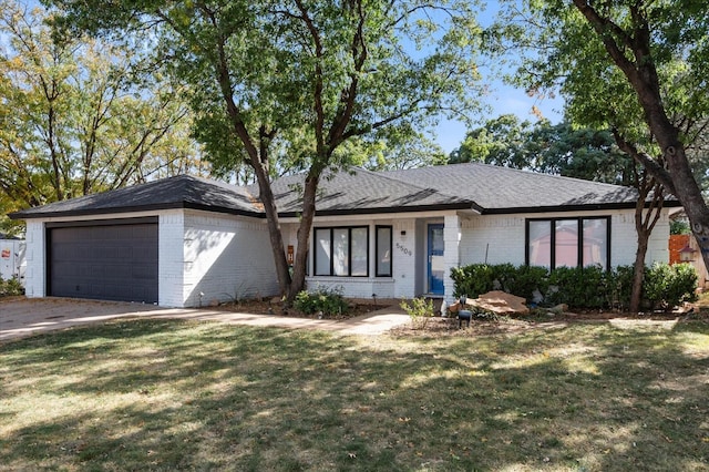 view of front facade featuring a garage and a front lawn