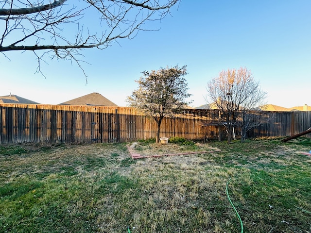 view of yard featuring a fenced backyard