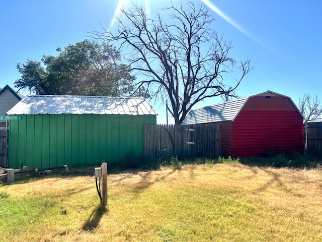 view of yard featuring an outdoor structure