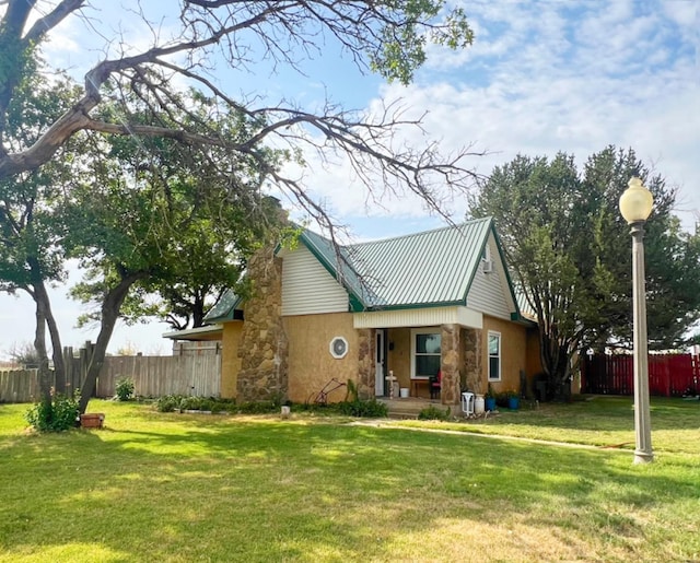 back of house featuring a lawn