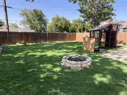 view of yard with a fire pit