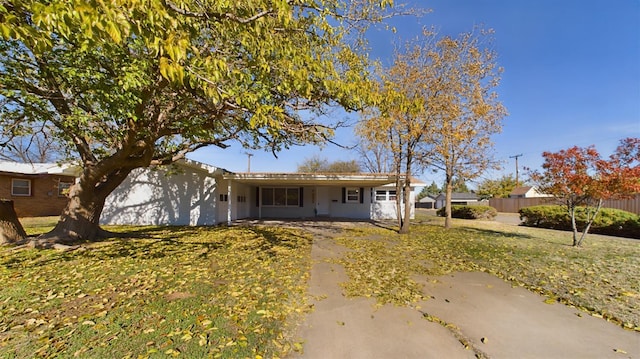 single story home with a front lawn