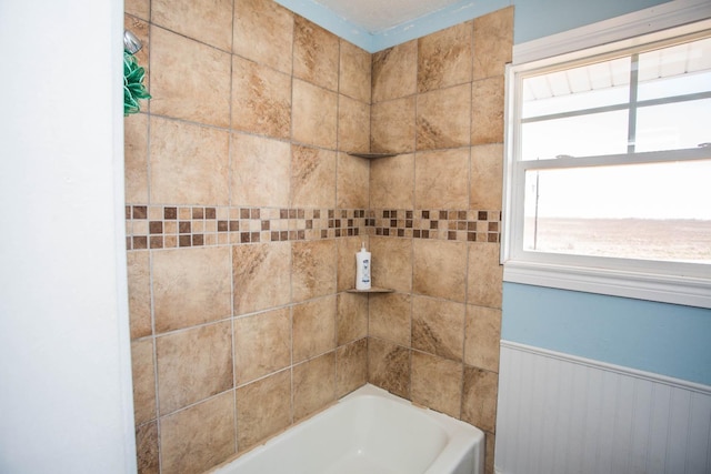 bathroom with tiled shower / bath