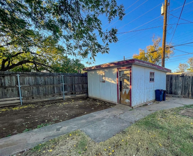 view of outdoor structure featuring a fenced backyard and an outdoor structure