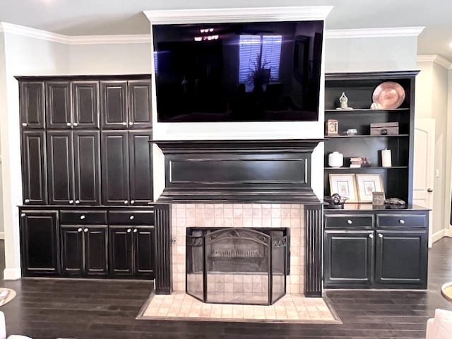 interior space with dark wood-type flooring, ceiling fan, and ornamental molding