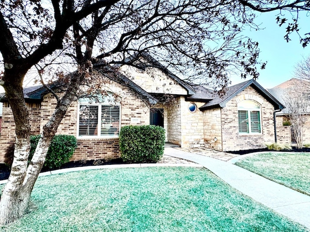 view of front of property featuring a front yard