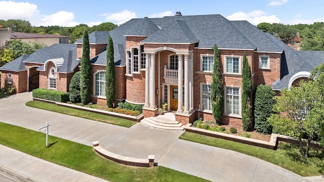 view of front of house featuring a front yard