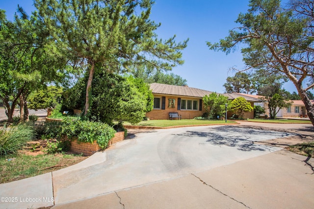 610 N 20th St, Lamesa, TX 79331 - view of front of property with curved driveway