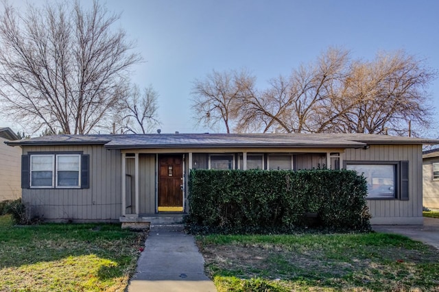 single story home with a front yard