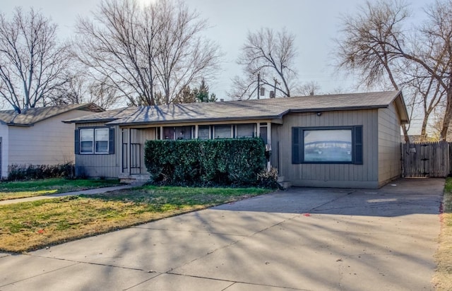 ranch-style home with a front yard