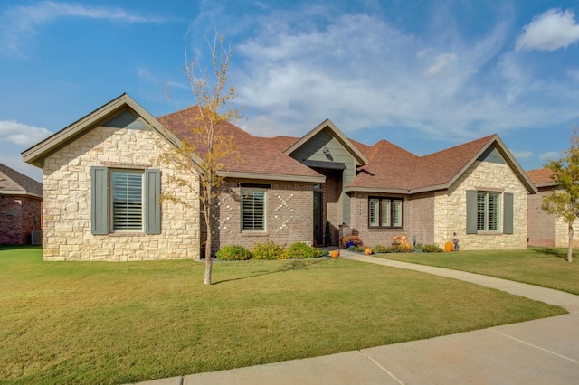 view of front of property featuring a front yard