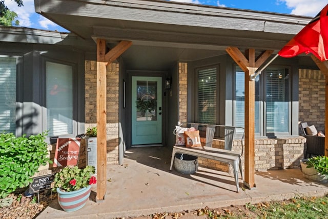 property entrance featuring a porch