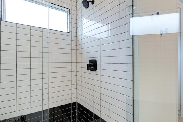 bathroom featuring a tile shower