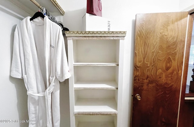 7907 Knoxville Ave, Lubbock, TX 79423 - view of spacious closet