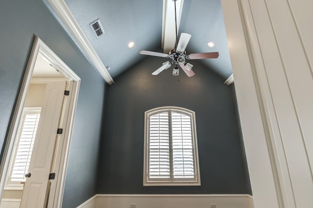 room details with ceiling fan