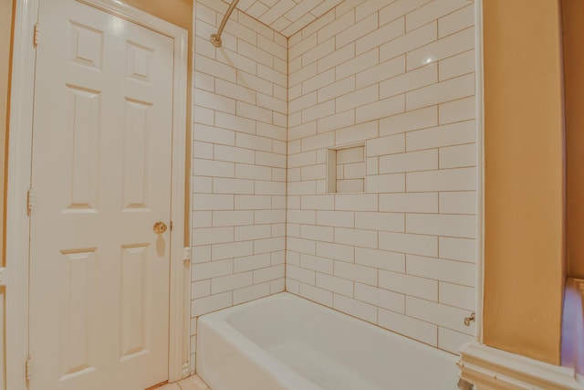 bathroom with tiled shower / bath combo