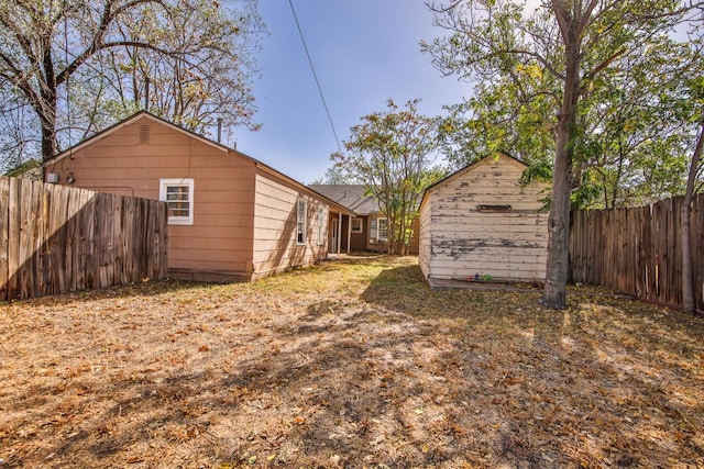 view of yard with a storage shed