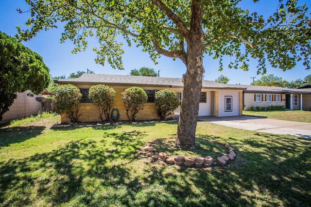 single story home featuring a front yard