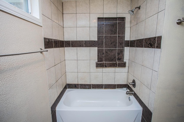 bathroom featuring tiled shower / bath combo