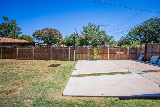 view of yard featuring a patio area