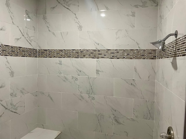 bathroom featuring a tile shower