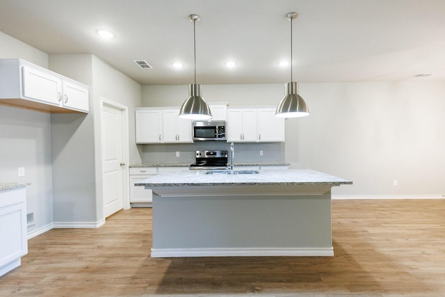 kitchen with stainless steel appliances, light wood-style flooring, a sink, and visible vents