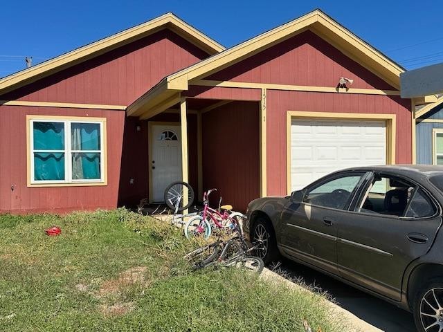 view of front facade featuring a garage and a front yard