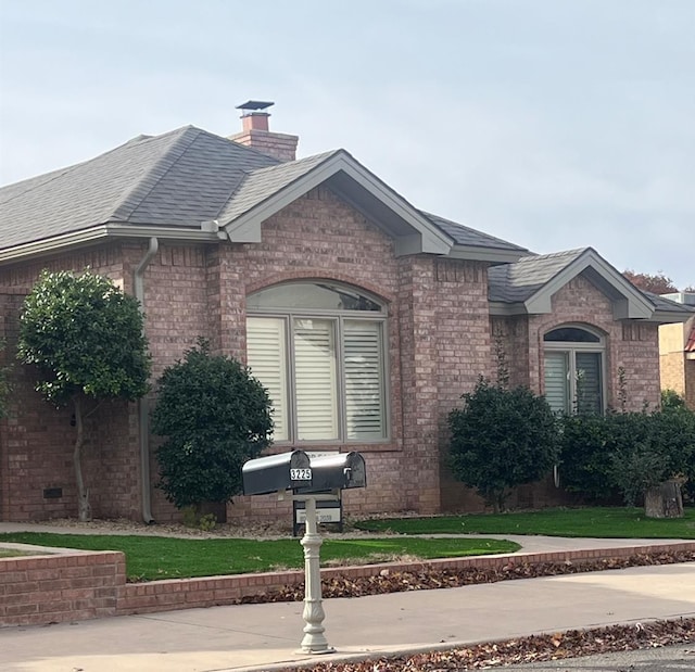 view of front facade with a front yard