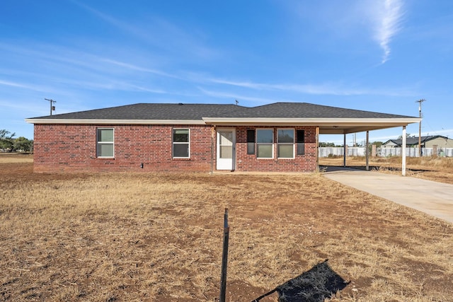 view of front of property featuring a front yard and a carport