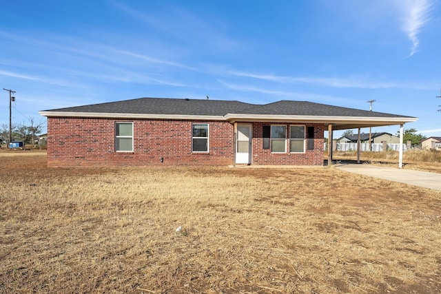 view of front of home featuring a carport and a front lawn