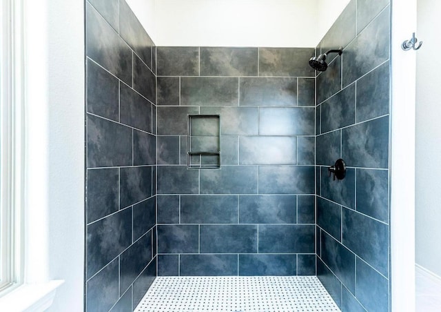 bathroom featuring tiled shower