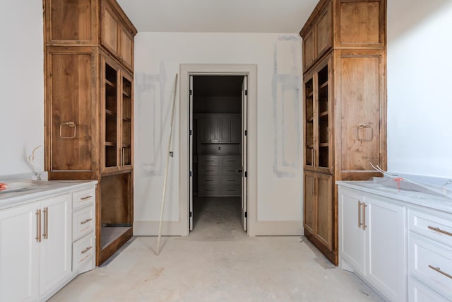 bathroom featuring unfinished concrete flooring