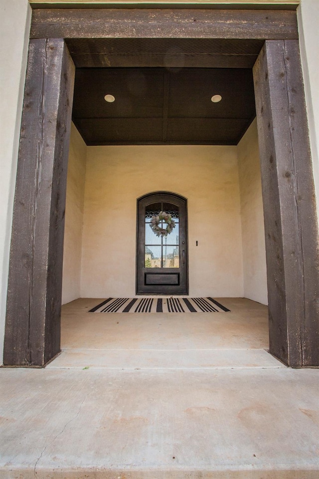 entrance to property with stucco siding