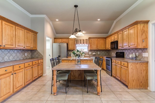 kitchen with stainless steel appliances, decorative light fixtures, vaulted ceiling, and decorative backsplash