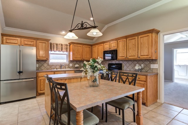 kitchen with vaulted ceiling, sink, decorative backsplash, hanging light fixtures, and black appliances