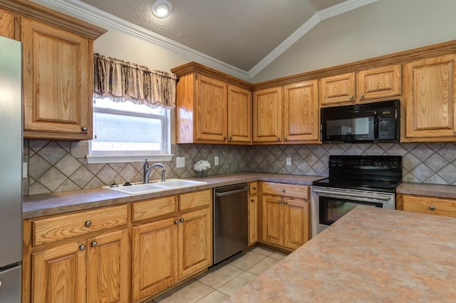 kitchen featuring stainless steel appliances, vaulted ceiling, sink, and decorative backsplash