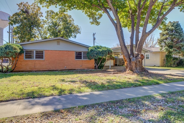 ranch-style home featuring a front yard