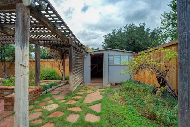 view of yard with a shed