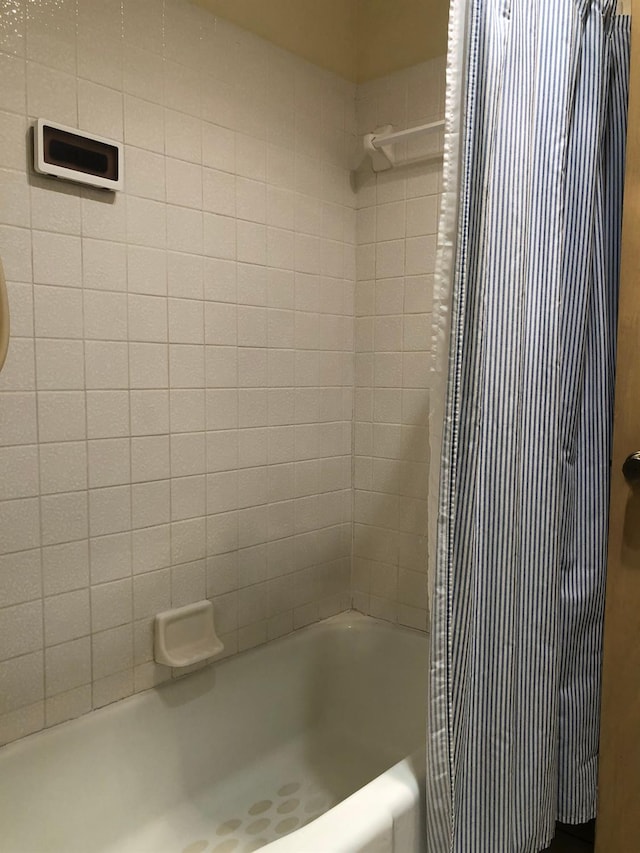 bathroom featuring shower / tub combo with curtain