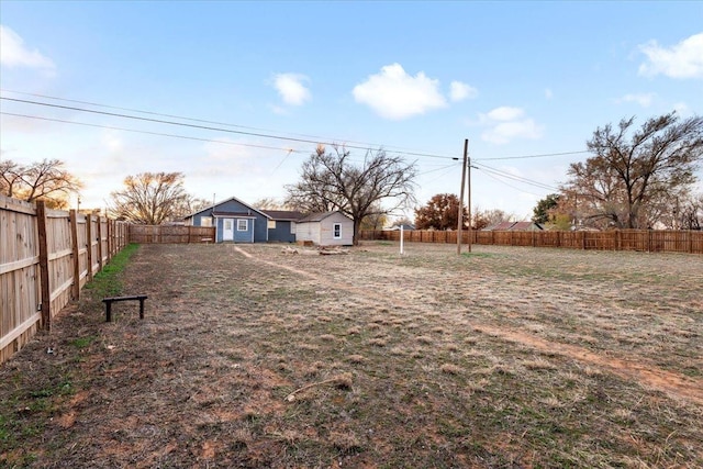 view of yard featuring a shed