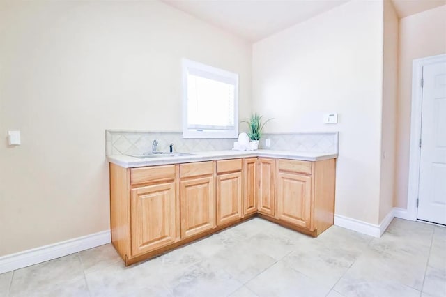 bathroom featuring sink and decorative backsplash