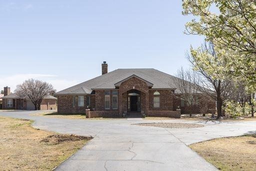 ranch-style house featuring a front lawn