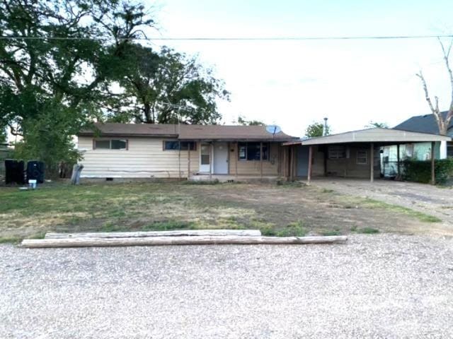 single story home with a carport