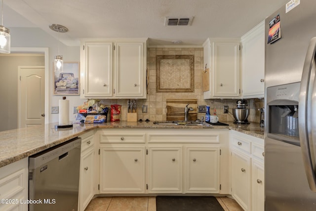 5417 89th St, Lubbock, TX 79424 - kitchen with backsplash, stainless steel appliances, visible vents, and a sink