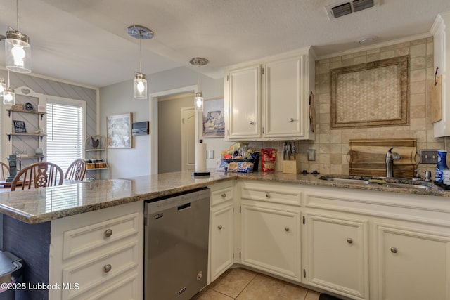 5417 89th St, Lubbock, TX 79424 - kitchen featuring visible vents, tasteful backsplash, dishwasher, a sink, and a peninsula