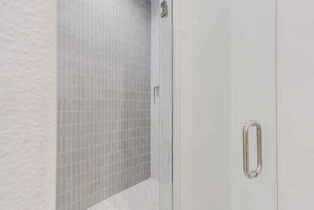 full bathroom featuring a tile shower