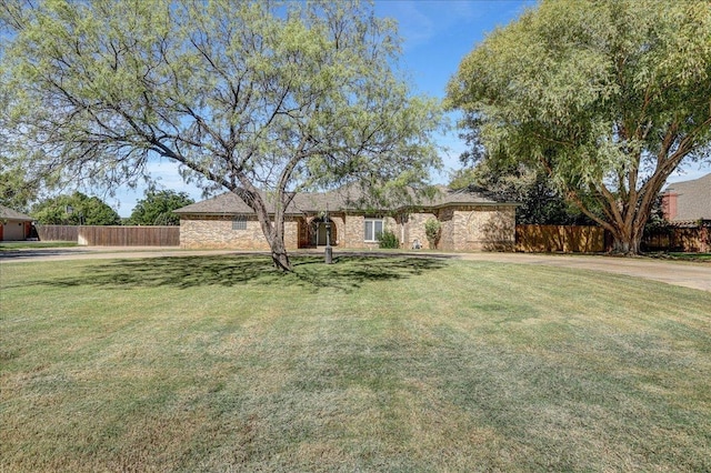 single story home with a front lawn