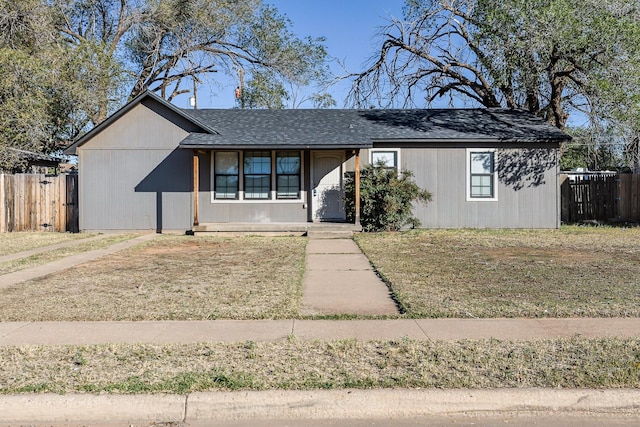 view of front facade with a front yard